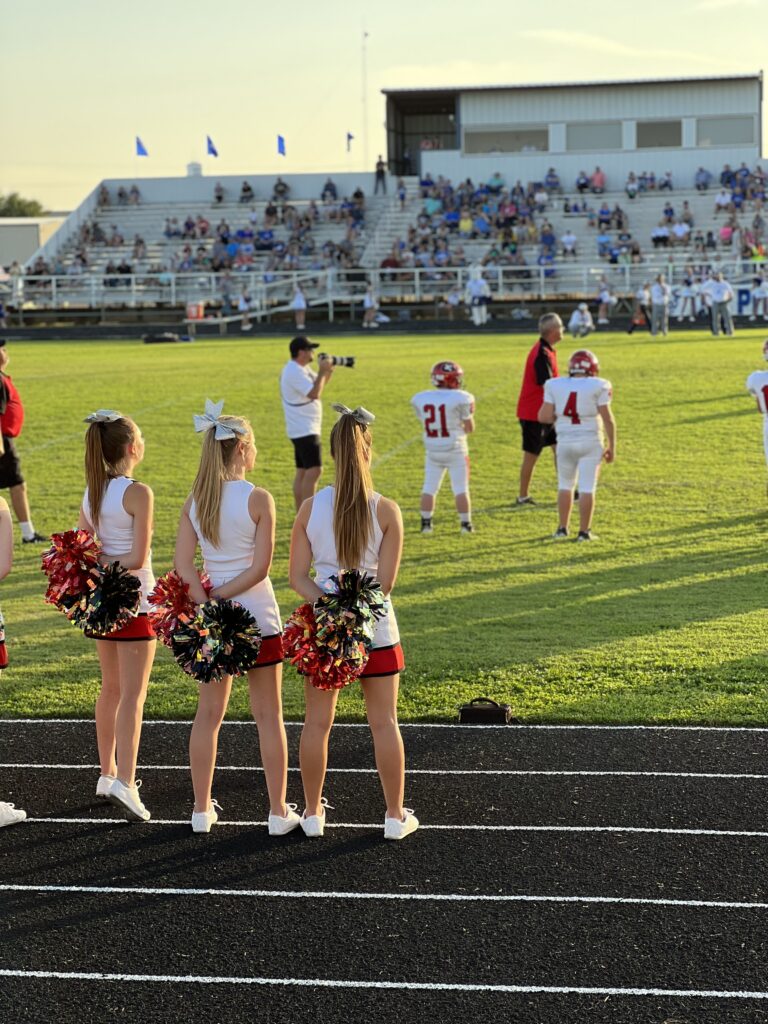 cheerleader beim footballspiel an der high school
