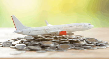 spielzeugflugzeug auf geldmünzen