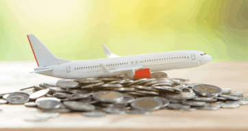 spielzeugflugzeug auf geldmünzen