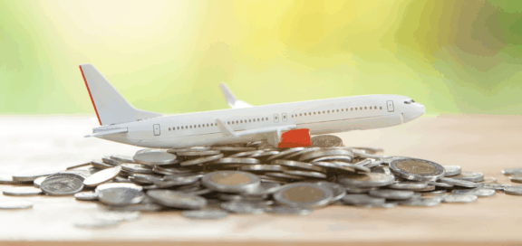 spielzeugflugzeug auf geldmünzen