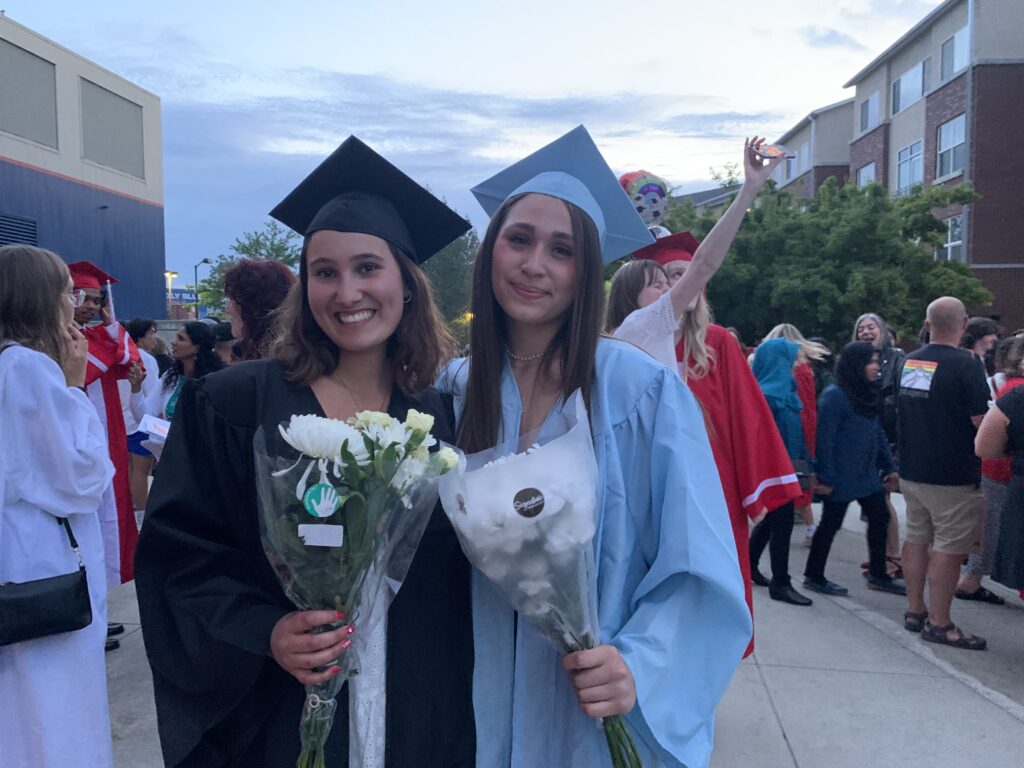 zwei Schülerinnen in Cap und Gown in den USA