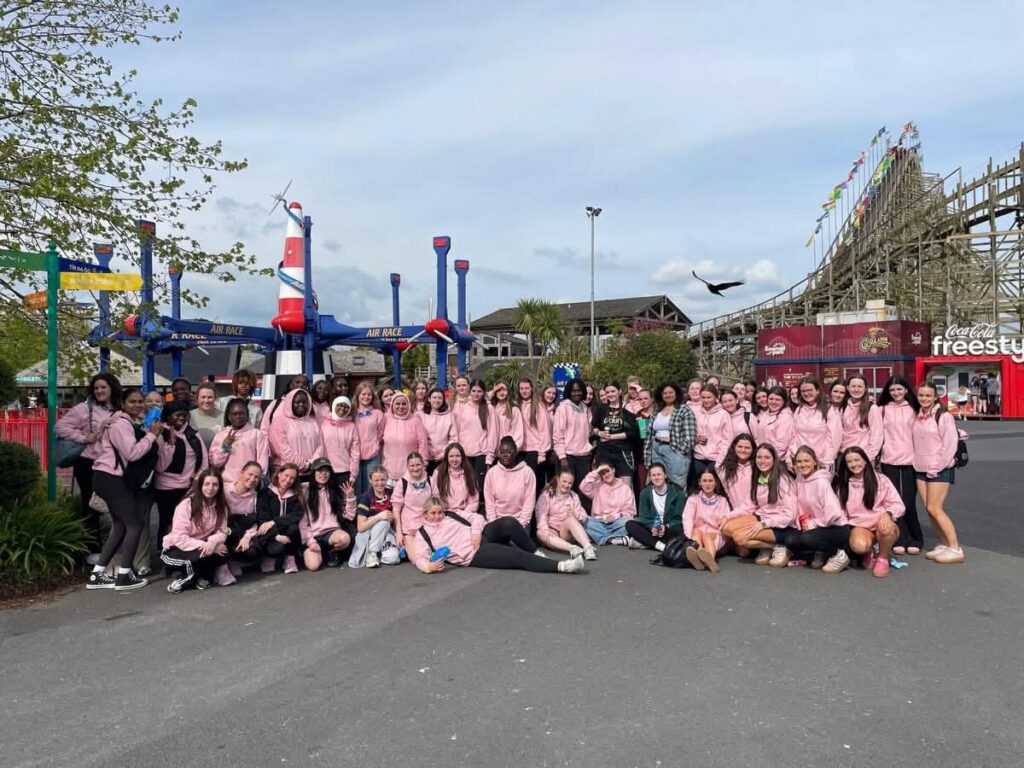 gruppenfoto von Linda und Mitschülerinnen bei einem Schulausflug