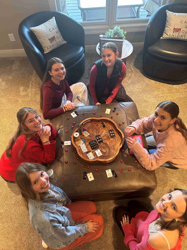 Miley mit Freundinnen bei einem Kartenspiel