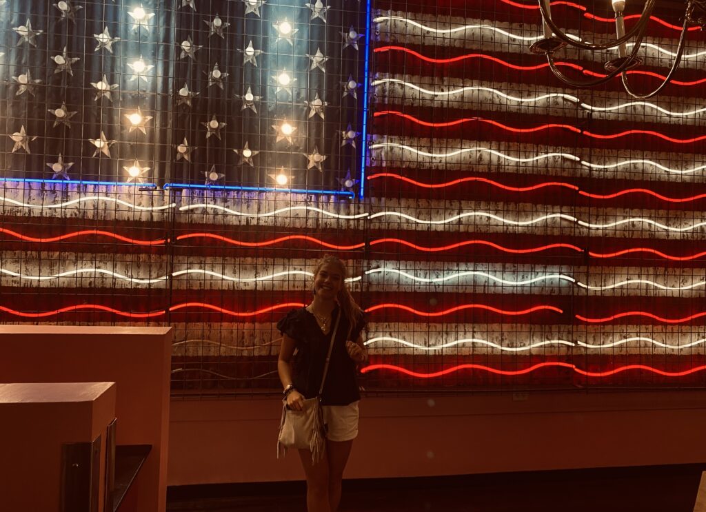 Frederike vor einer beleuchteten Amerika-Flagge