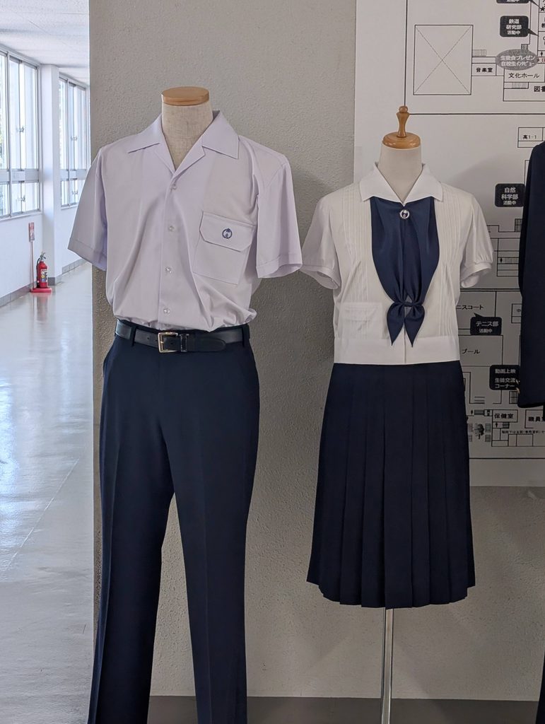 Schuluniformen für Jungen und Mädchen