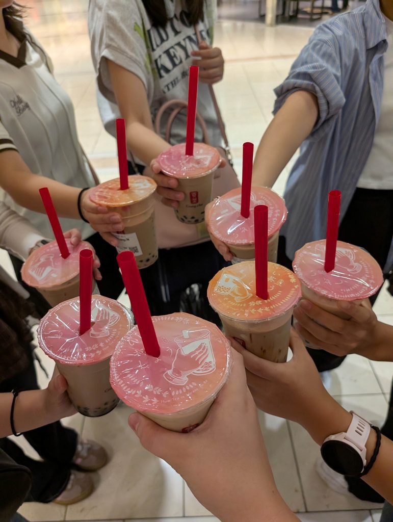 Close up von Schülern, die Bubble Tea in der Hand halten