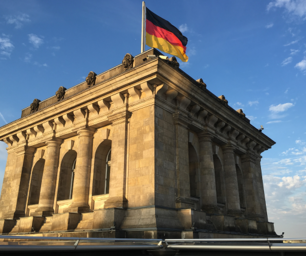 Altes Gebäude mit Deutschlandfahne