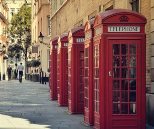 Schüleraustausch England, Schulwahl, Telefonzellen Häuserwand