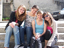 schueleraustausch-frankreich-freundinnen-auf-treppe-sonnenbrille