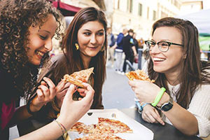 schueleraustausch-italien-pizza-freundinnen