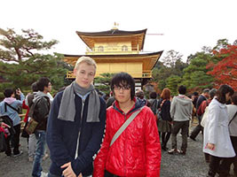 schueleraustausch-japan-jungen-vor-tempel-gold