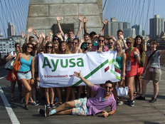 schueleraustausch-usa-new-york-ayusa-gruppe-auf-brooklyn-bridge-hands