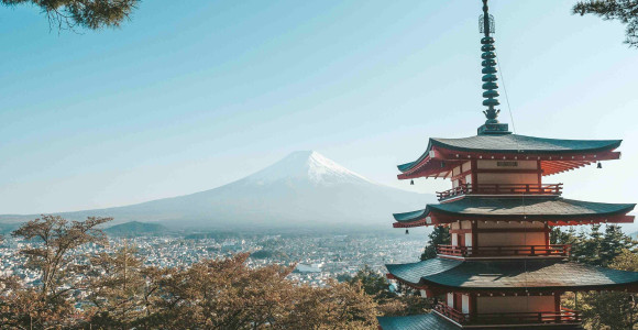 Pagode in Japan mit Mount Fuji im Hintergrund