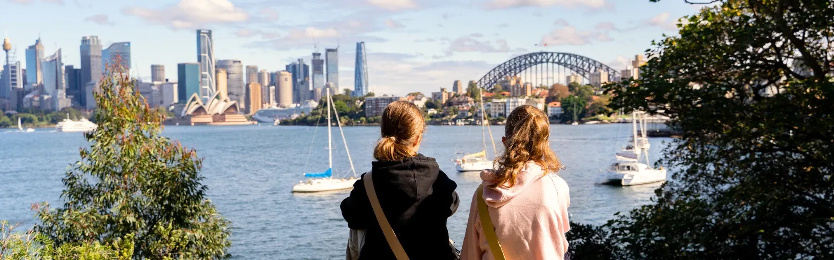 Schulwahl in Australien, Mädchen schauen auf Sydney Skyline Schulwahl in Australien, Mädchen schauen auf Sydney Skyline