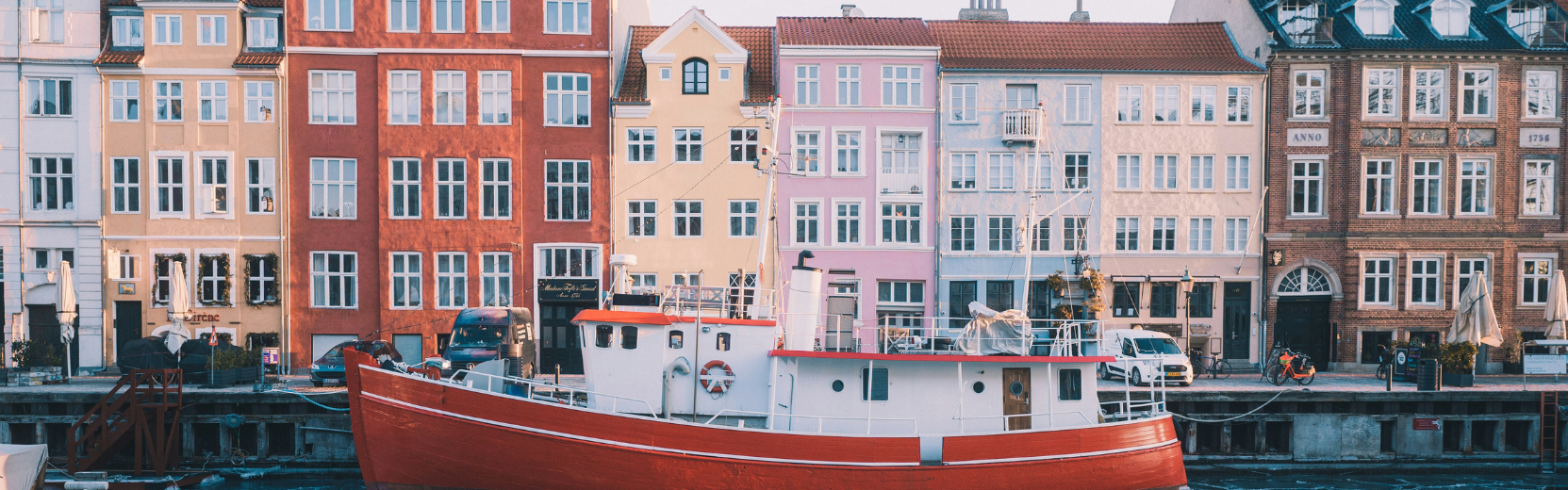 Dänemark bunte Häuserfront und Boot