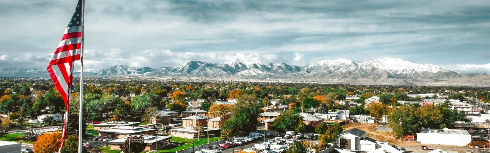 Amerikanische Stadt von oben mit Blick auf Berge