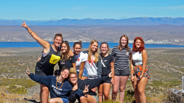 Gruppenfoto Schülerinnen vor argentinischer Landschaft