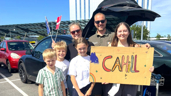 Gastfamilie Dänemark vor einem Auto