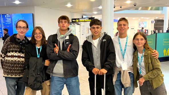 Schüler:innen am Flughafen