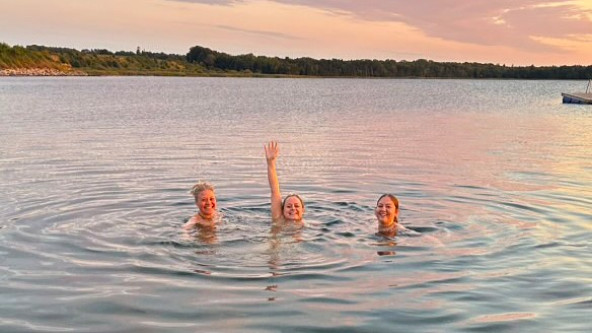 Dänemark See mit drei Schülerinnen