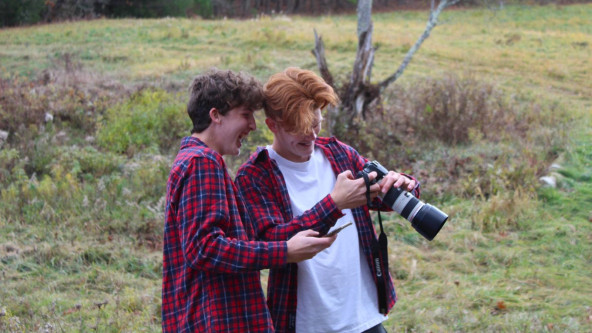Zwei Schüler beim Fotografieren