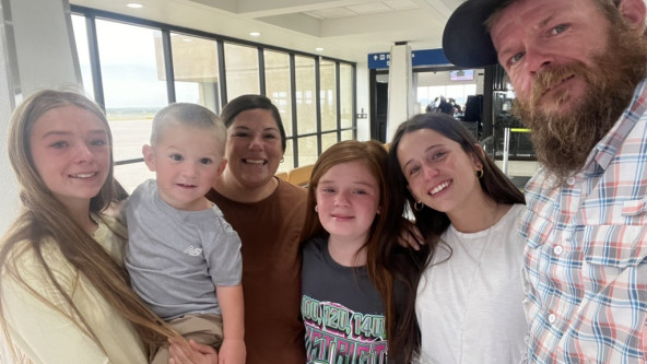 Familie Marsh und Gasttochter beim Abflug