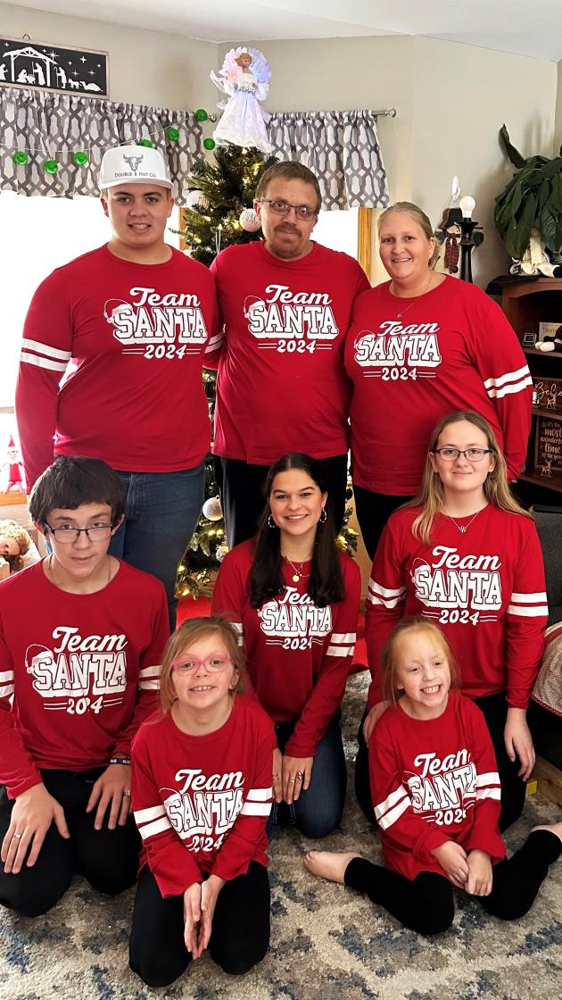 Familie in matching Pyjamas an Weihnachten
