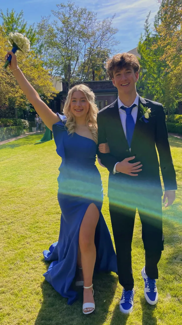 Junge und Mädchen in Ballkleidung