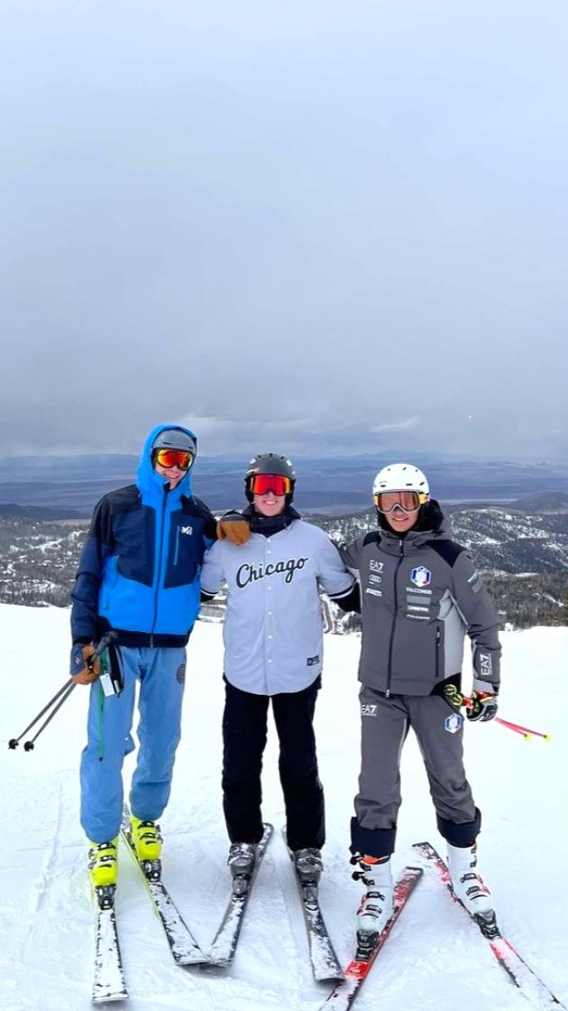 Leander mit Freunden beim Skifahren