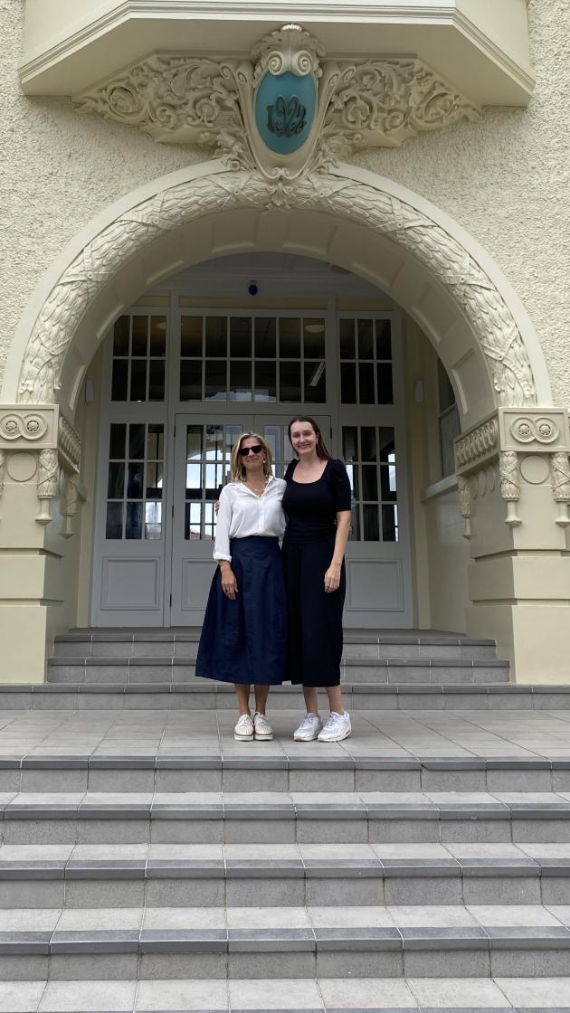 Ayusa-Intrax Mitarbeiterin vor Mount Albert Grammar School Neuseeland