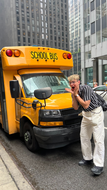 Au pair vor gelben Schulbus