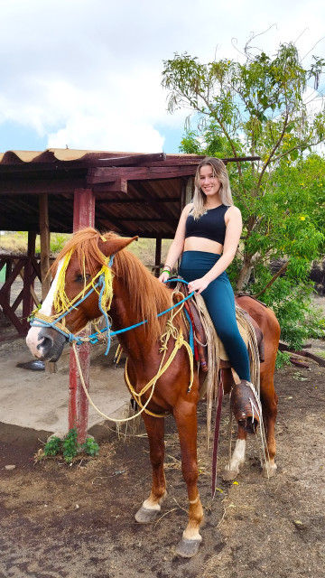 Costa Rica Schülerin auf Pferd
