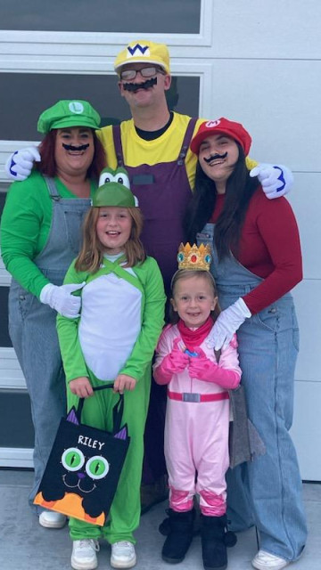 Familie Endicott verkleidet an Halloween