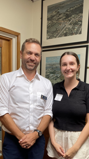 Ayusa-Intrax Mitarbeiterin mit Partnerin KeriKeri High School Neuseeland