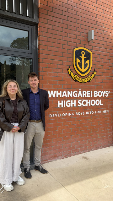 Ayusa-Intrax Mitarbeiterin mit Partner Whangarei High School