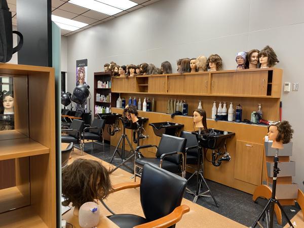 Alpha Secondary School Frisuren