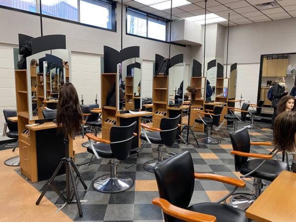 Alpha Secondary School Frisiertische