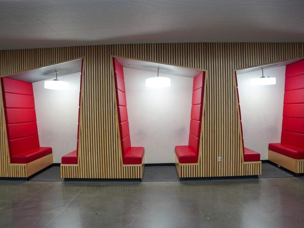 Burnaby North Secondary School Sitznische