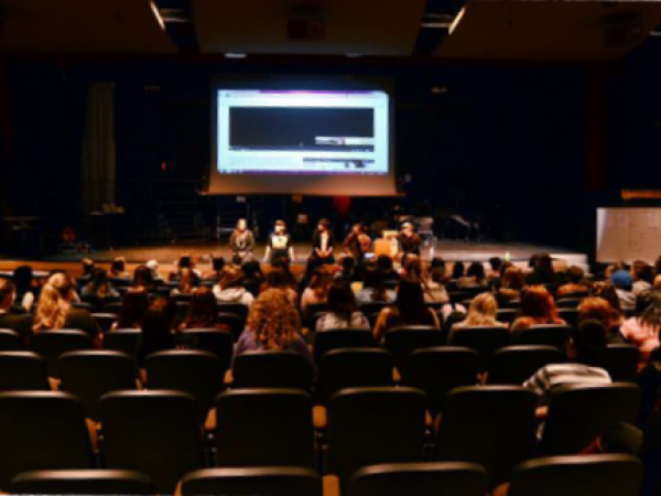 Chinook High School Sporthalle