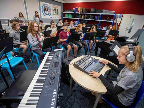 Nayland College Schuelerinnen in Schuluniform