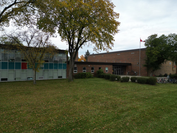 Aden Bowman Collegiate Eingang