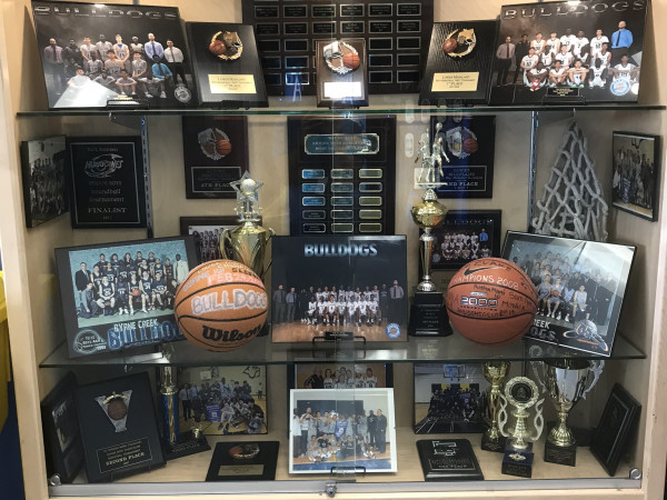 Byrne Creek Secondary School Trophäen