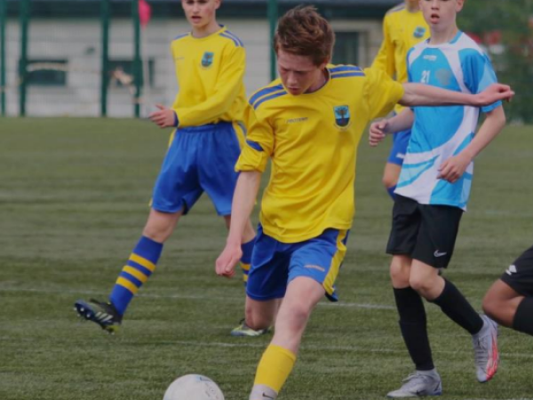 Fußball spielende Jungs
