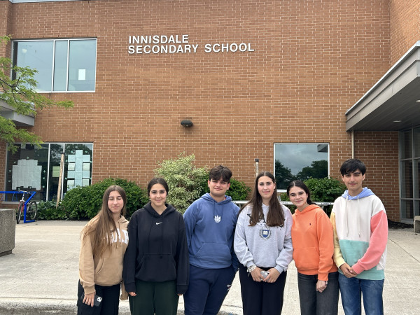 Innisdale Secondary School Schüler:innen vor dem Gebäude
