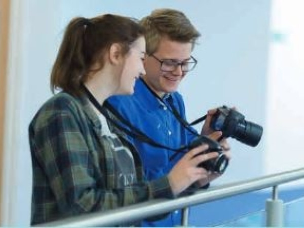 Sarum Academy Schüler mit Kamera