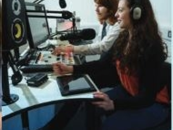 Sarum Academy Schüler in Aufnahmestudio