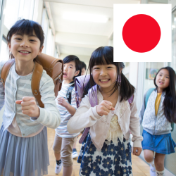 Japanische Schulkinder mit Flagge