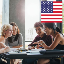 Junge Erwachsene am Tisch USA Flagge