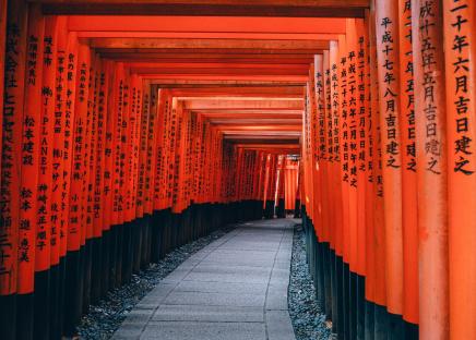 Weg mit japanischen Schriftzeichen