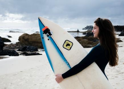 Mädchen mit Surfbrett